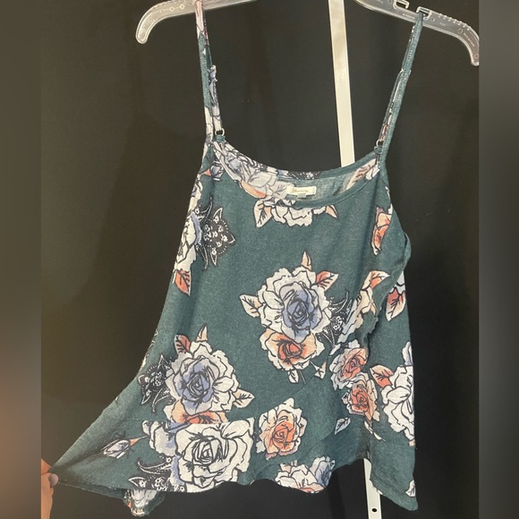 XL cute spaghetti strap blouse with faux wrap & Peplin on bottom for flattering - Picture 2 of 5